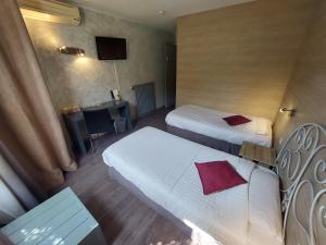 Logis Hotels - Le Pont Bernet - Hotel 2 etoiles et restaurant : photos des chambres