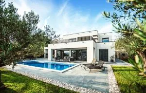 5 Bedroom Stunning Home In Razanac - Rtina
