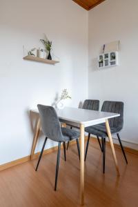 Well-Equipped and Business-Friendly Apartment Near University for Up to 3 Guests