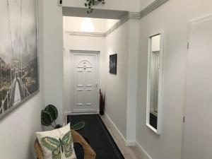 A Lovley newly decorated fully equipped apartment walking distance to the City Parkyou will find the world famous Szechenyi thermal bath spa, Museums , and the Capital Circus , AC, smart TV, high speed internet