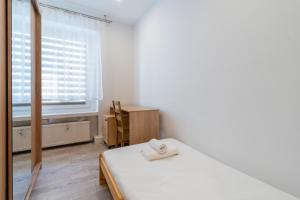 Zawodzie 3-Bedroom Apartment by BookingHost