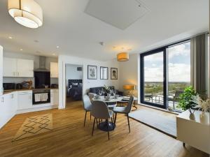 NEW! 2 Bedroom Flat in Manchester Waters by Stay With Us, Perfect for Families, Couples & Groups, FREE Private Parking!