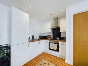 NEW! 2 Bedroom Flat in Manchester Waters by Stay With Us, Perfect for Families, Couples & Groups, FREE Private Parking!
