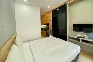 Comfort and Modern Look Studio Room Ciputra World 2 Apartment By Travelio