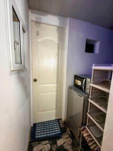 Bed and Breakfast Small Cozy Room with Balcony, T&B, Fast WiFi, Netflix