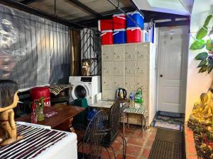 Bed and Breakfast Small Cozy Room with Balcony, T&B, Fast WiFi, Netflix