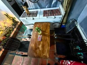 Bed and Breakfast Small Cozy Room with Balcony, T&B, Fast WiFi, Netflix