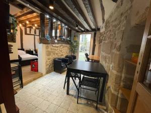 Amélie - Authentic 2BR Saint-André des Arts Historic Courtyard