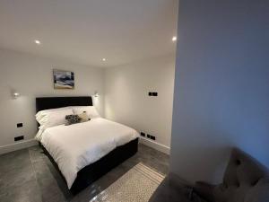House - Sleeps 4 & Free Parking
