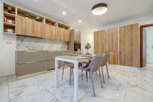 Stylish 2BR Getaway Steps from the Promenade