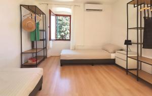2 Bedroom Stunning Home In Novalja 