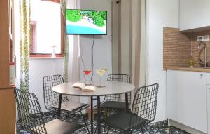 2 Bedroom Stunning Home In Novalja 