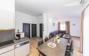 2 Bedroom Nice Apartment In Kastel Novi 