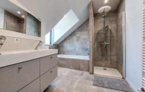 Maisons de vacances Amazing Home In Saint-Coulomb With Wifi : photos des chambres