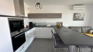 Appartements Appartement vue mer & plage a pied : photos des chambres