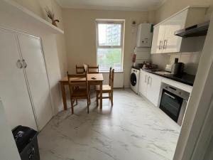 Walking Distance from Kew Bridge Train Station Modern 4 Bedroom Apartment
