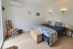 Maisons de vacances Spacious house with pool in Bagnols en Foret : photos des chambres