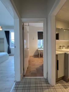 Spacious boutique two-bedroom apartment next to the castle