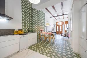 Artisan Haven: El Cabanyal Oasis