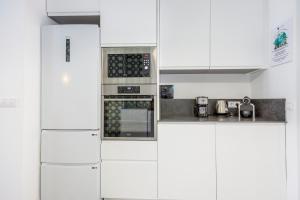 Artisan Haven: El Cabanyal Oasis