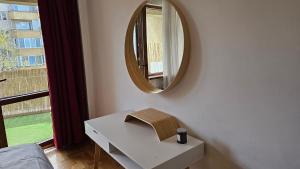 Business Park Retreat: 1BR with Mountain View