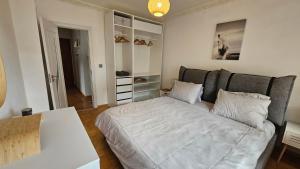 Business Park Retreat: 1BR with Mountain View