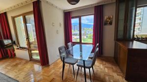 Business Park Retreat: 1BR with Mountain View