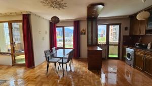 Business Park Retreat: 1BR with Mountain View