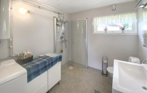 Cozy Home In Löttorp With Wifi