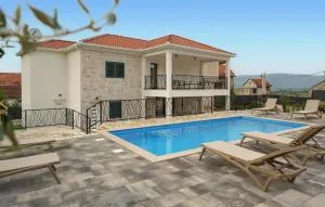 3 Bedroom Amazing Home In Runovic - Runović