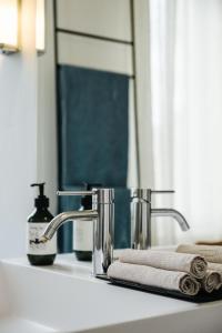 Perle with canal view