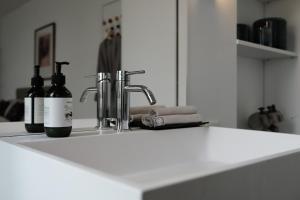 Perle with canal view