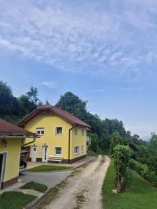Yellow house Javornik - 森图尔