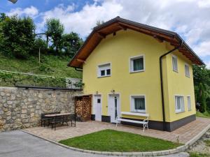 Yellow house Javornik