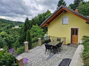 Yellow house Javornik 