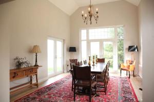 Luxury Pet-Friendly Retreat with Private Hot Tub