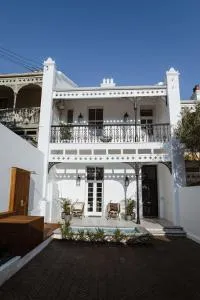 Immaculately styled and positioned with pool & bar - Kapstaden