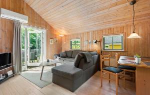 2 Bedroom Lovely Home In Hovborg