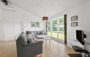 3 Bedroom Beautiful Home In Hovborg