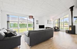 3 Bedroom Beautiful Home In Hovborg