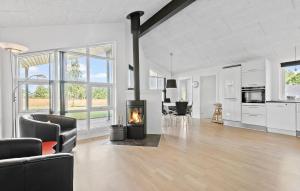 3 Bedroom Beautiful Home In Hovborg