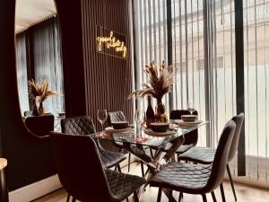 Next To Brighton Beach 3 Bedroom & 2 Bathroom Flat Sleep 12 Guests