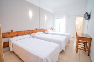 Double Room with Extra Bed (2 Adults + 1 Child) room in Hotel La Terraza
