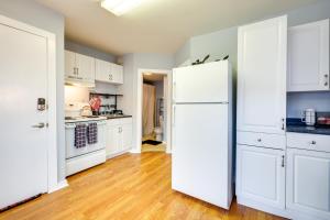 Cozy Water-View Apt in the Heart of Downtown!