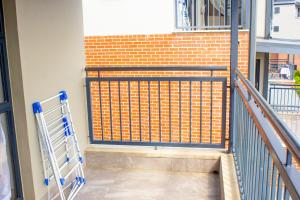 8 Elizabeth place - Beautiful self catering 1 Bedroom Apartment next to Kyalami Racetrack in Midrand with Free Wifi Local swimming pool Gym and Restaurant - perfect for a couple