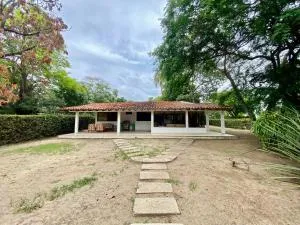 Exclusiva Villa con Salida al Mar - Papare