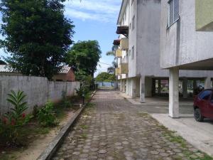 Apartamento em condomínio de frete pra praia