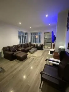 Charming 3-Bed Apartment in London - 亨顿