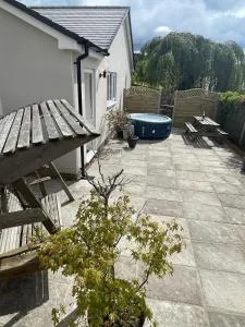 Large New Studio Apartment and Hot Tub - Private Hideaway in the Brecon Beacons - Llangynidr