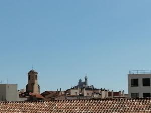 Bright central apartment close to St Charles station